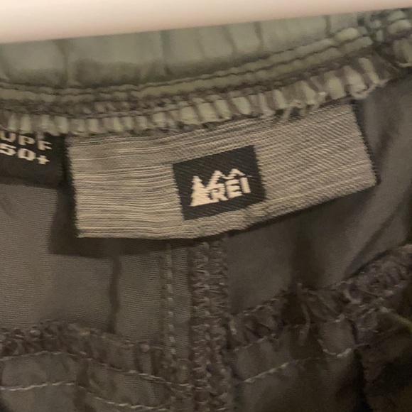 REI Zip leg outdoor nylon pants - one small flaw. - Picture 4 of 6